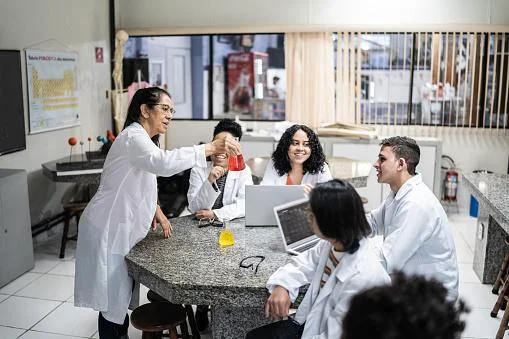 Incluye clases por laboratorio como practica.